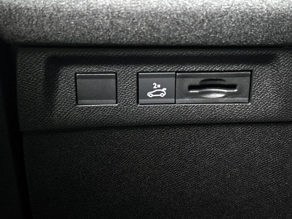 1.2 Turbo Hybrid GS Automaat | Pano | LMV | Head-up Display | Camera | Elektr kofferklep