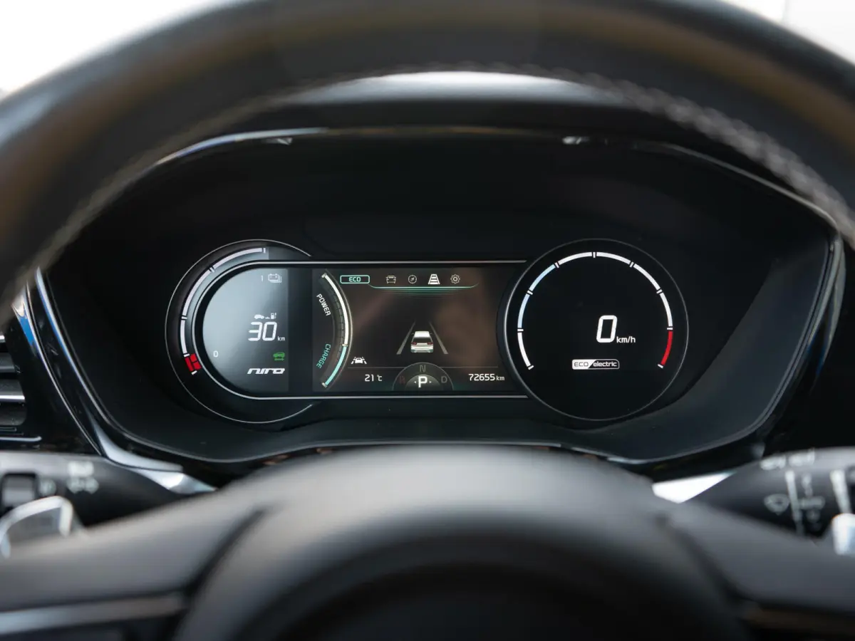 DynamicPlusLine 64 kWh SOH 99,7 % | Stoel en stuurverwarming | Schuif/-kanteldak | Achteruitrijcamera | Navigatie | Carplay | PDC voor & achter | Achteruitrijcamera