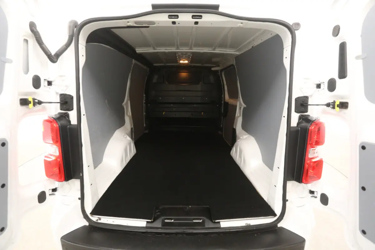 2.0D L3H1 | Clima | Cruise | Carplay | 3 Zits | Parkeersens. | Stoelverwarming