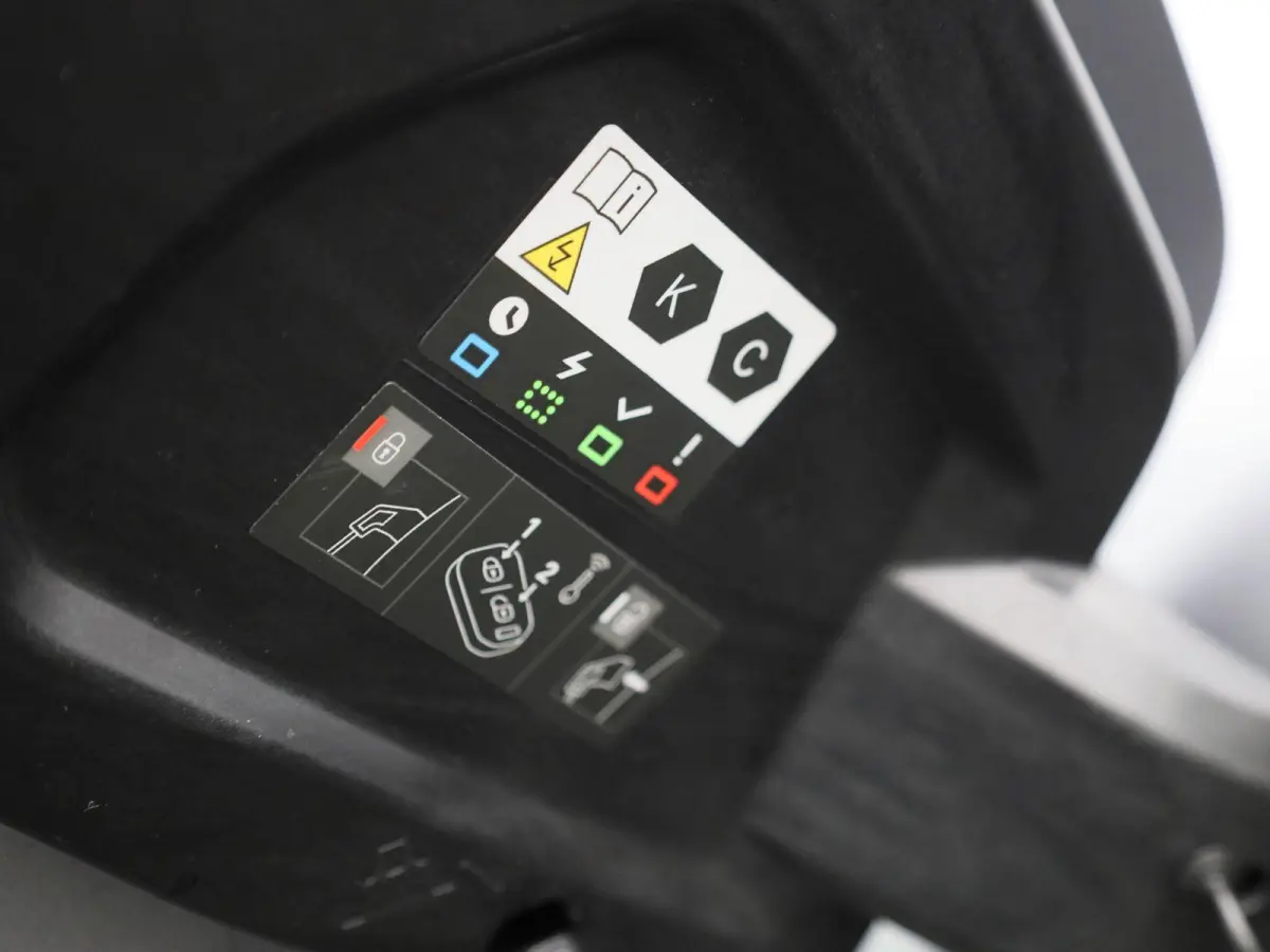 EV Active Pack 50 kWh | Navigatie | Apple Carplay | Cruise Control | PDC | DAB+ | Keyless |