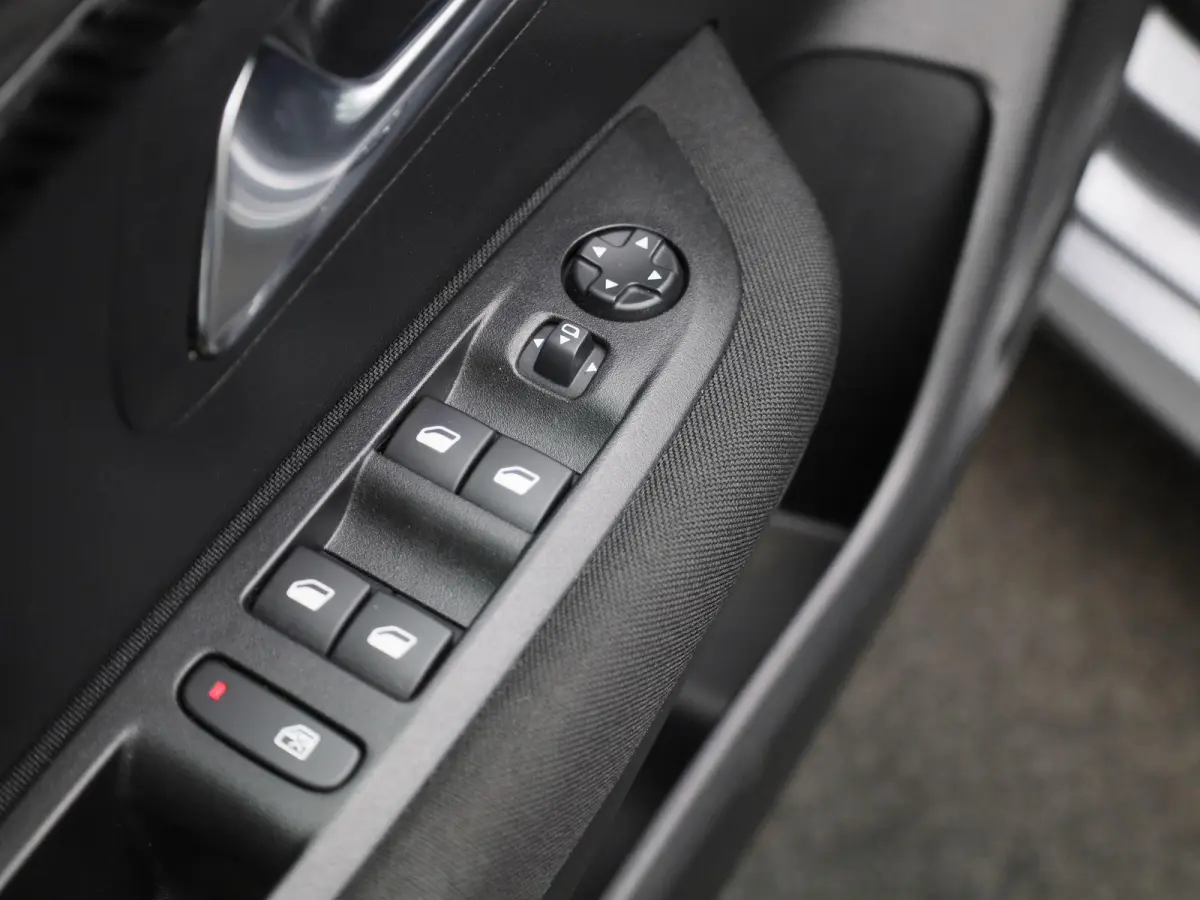 EV Active Pack 50 kWh | Navigatie | Apple Carplay | Cruise Control | PDC | DAB+ | Keyless |