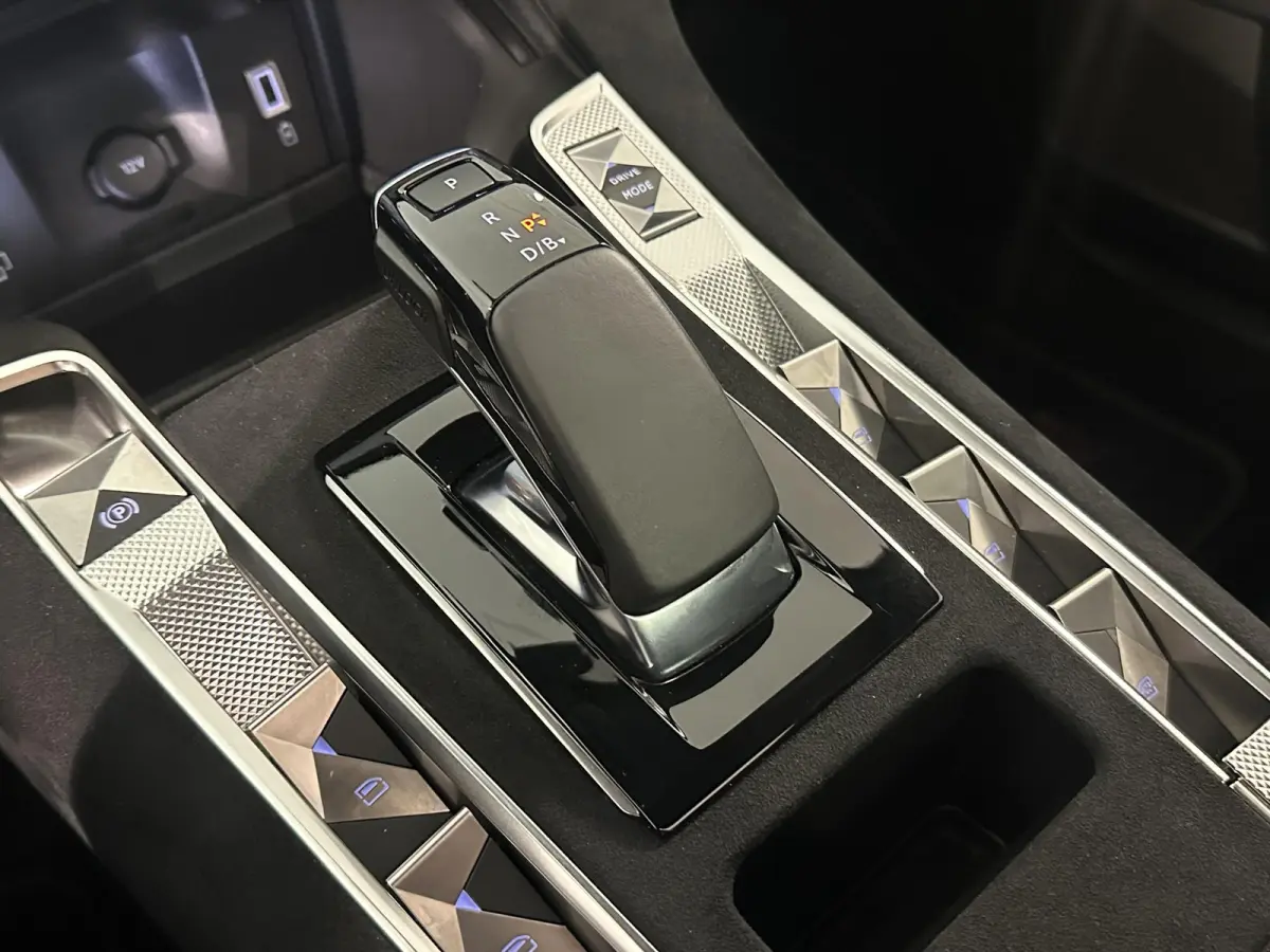 E-Tense 300 4x4 Performance Line+ | 360° Camera | Focal Audio | Alcantara | Panoramadak