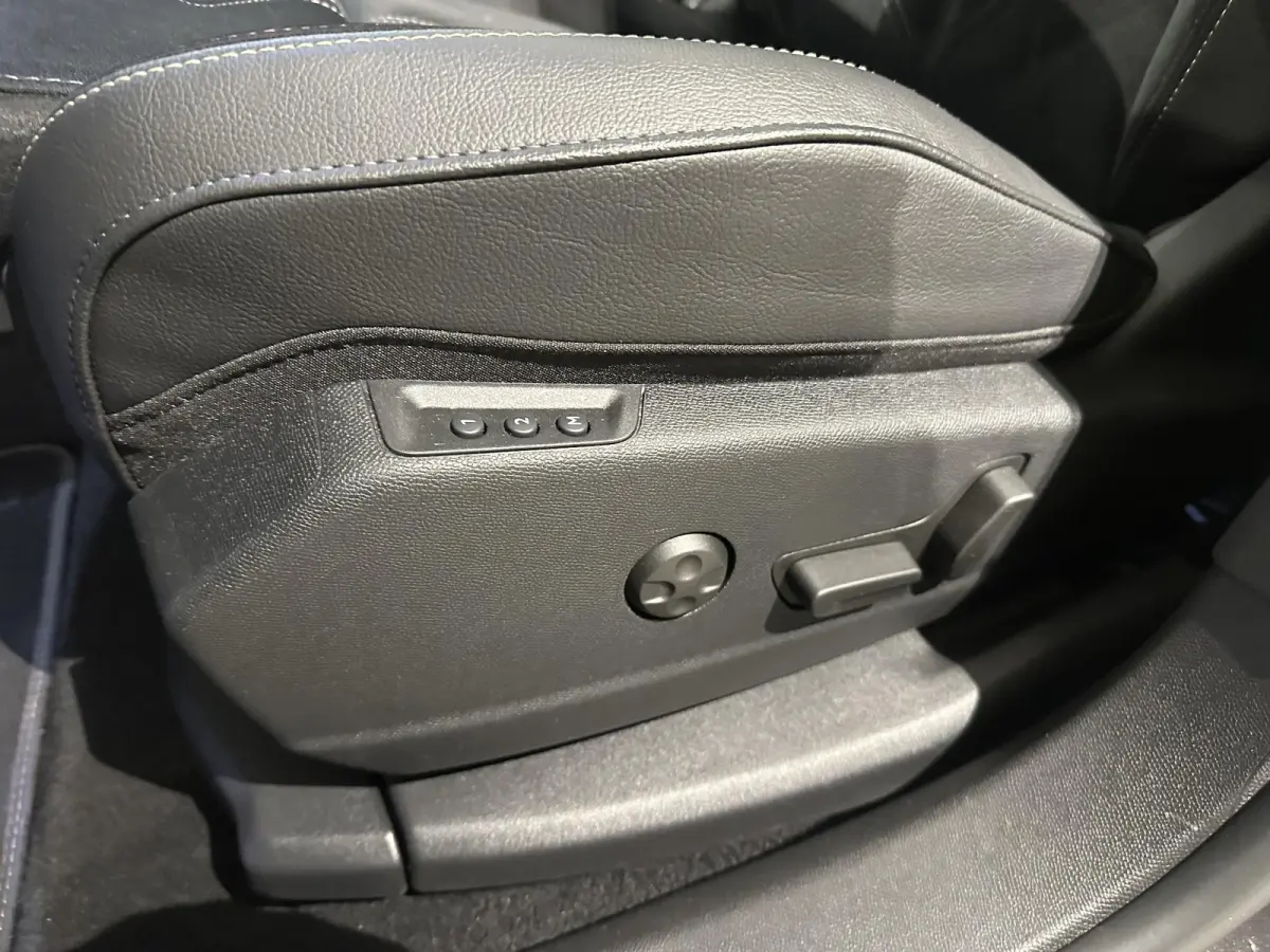 E-Tense 300 4x4 Performance Line+ | 360° Camera | Focal Audio | Alcantara | Panoramadak