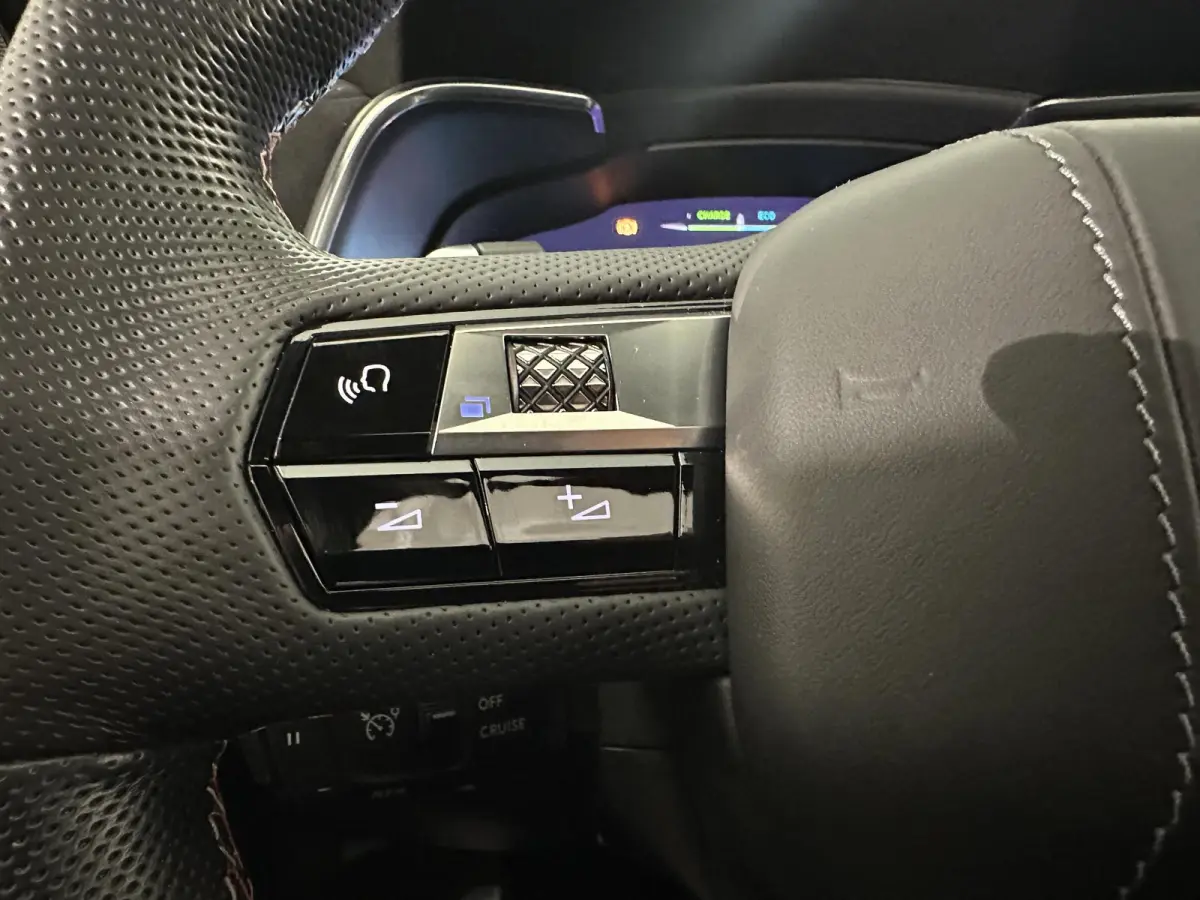 E-Tense 300 4x4 Performance Line+ | 360° Camera | Focal Audio | Alcantara | Panoramadak