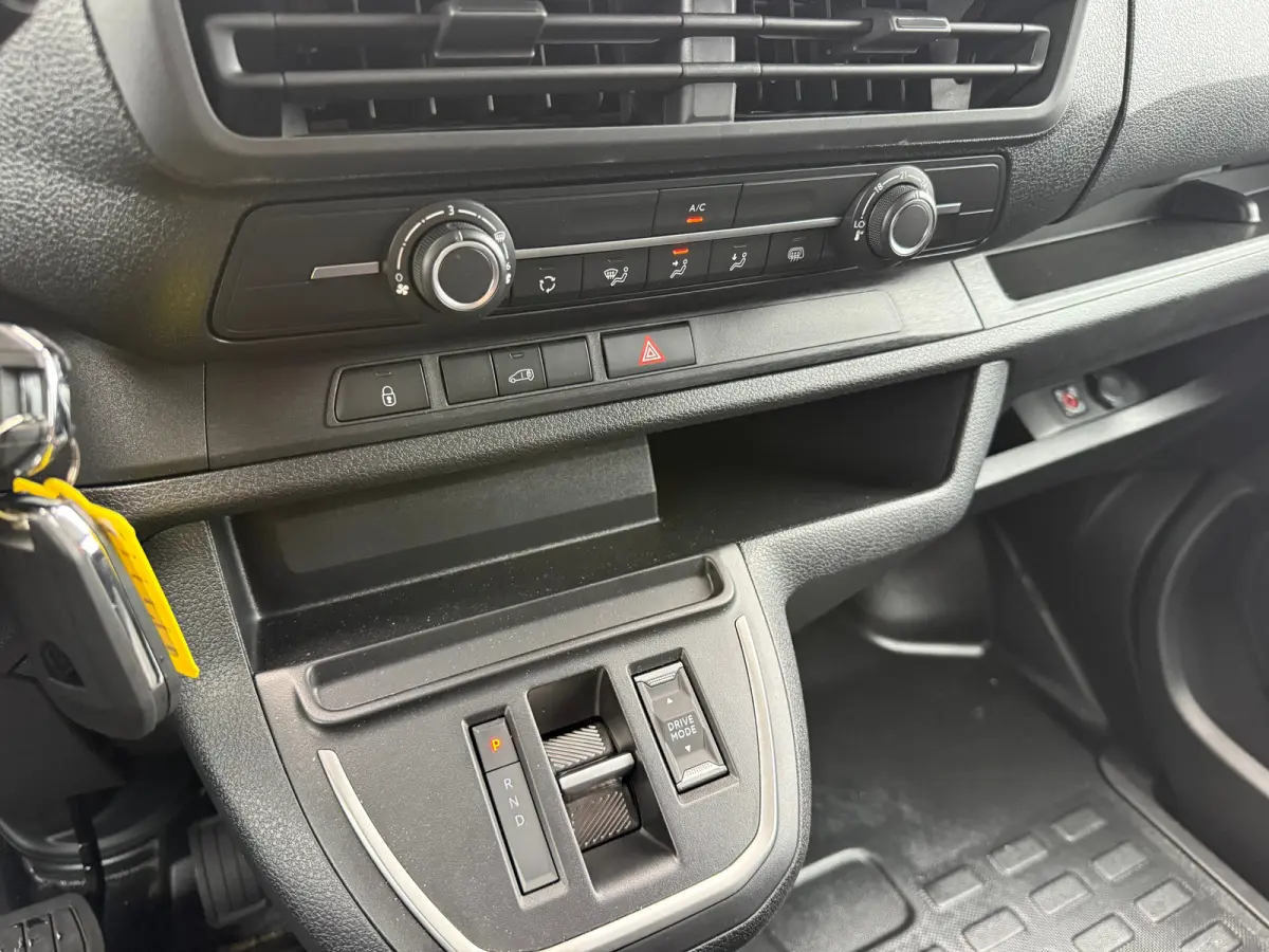 bestelwagen | L2 75KW | 8 jaar garantie | Pdc achter | DAB Radio | | Aansluiting (12V-aansluiting) in Bagage-/laadruimte