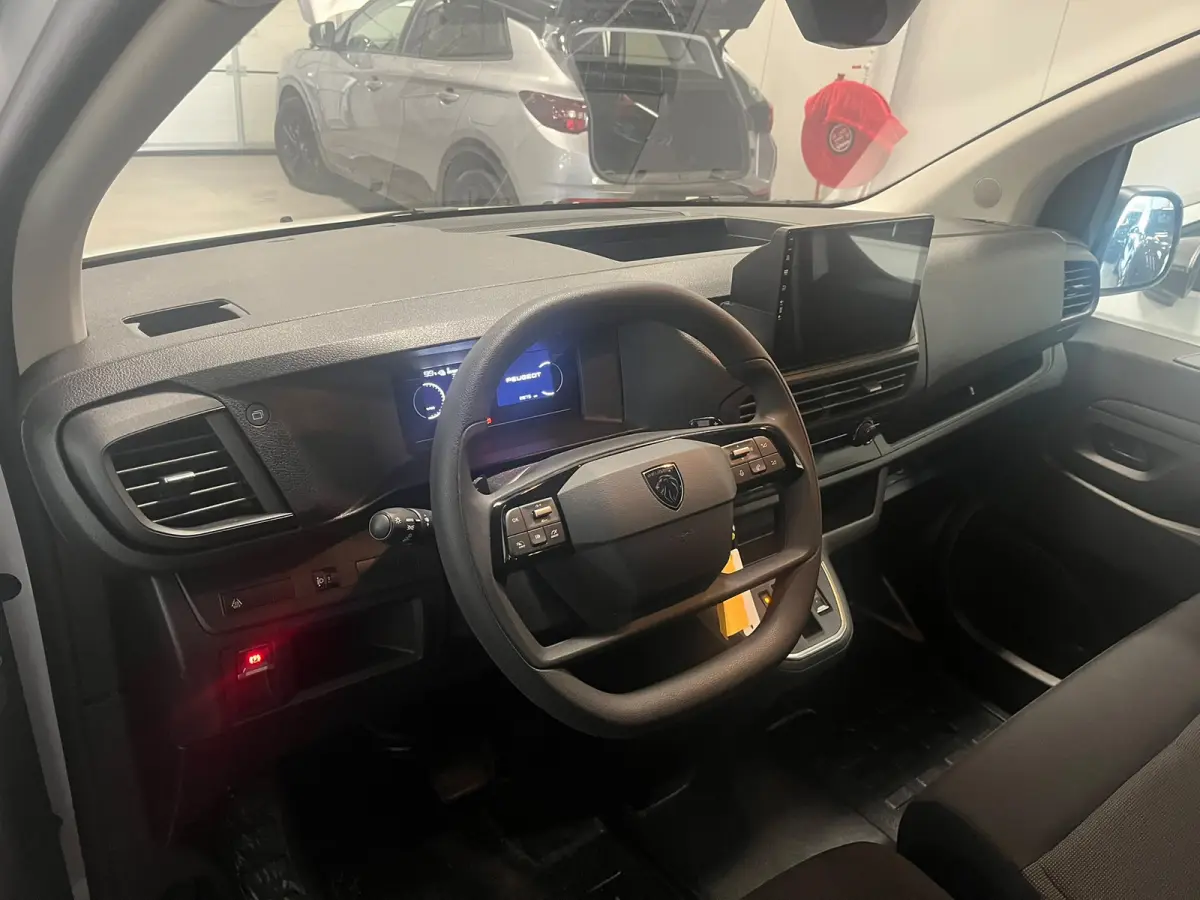 bestelwagen | L2 75KW | 8 jaar garantie | Pdc achter | Carplay | | Aansluiting (12V-aansluiting) in Bagage-/laadruimte