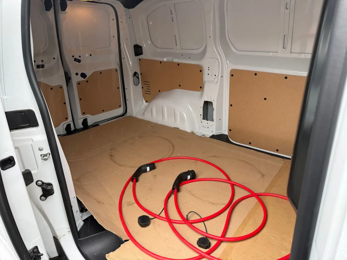 bestelwagen | L2 75KW | 8 jaar garantie | Pdc achter | DAB Radio | | Aansluiting (12V-aansluiting) in Bagage-/laadruimte
