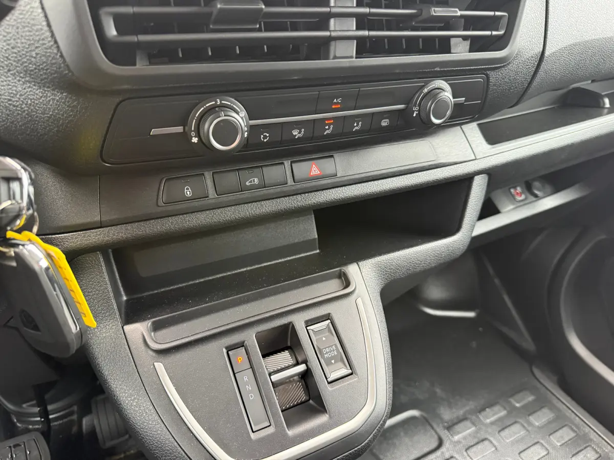 bestelwagen | L2 75KW | 8 jaar garantie | Pdc achter | Carplay | | Aansluiting (12V-aansluiting) in Bagage-/laadruimte