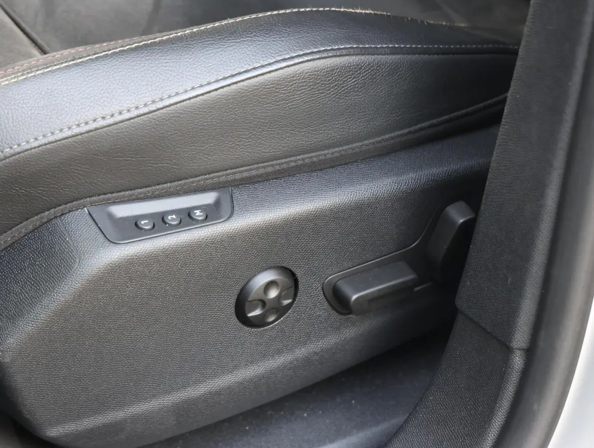 180pk Performance Line | Camera | Electrische klep | Electrische stoelen | Navigatie | Verwarmde stoelen | Apple Carplay/Android | AUTOMAAT