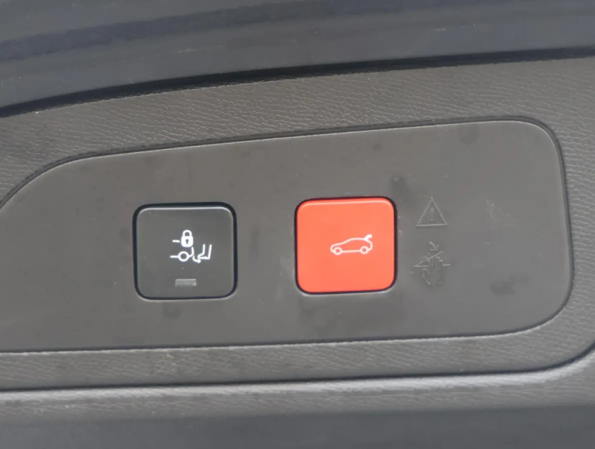 180pk Performance Line | Camera | Electrische klep | Electrische stoelen | Navigatie | Verwarmde stoelen | Apple Carplay/Android | AUTOMAAT