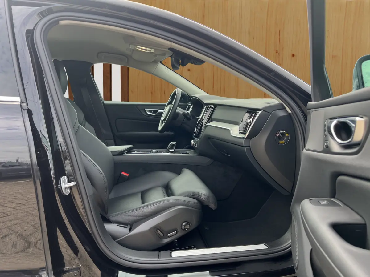 2.0 B4 Plus Bright | BLIS | Stoel + Stuur Verwarming | Keyless Start / Entry | Camera | Memory Stoelen |