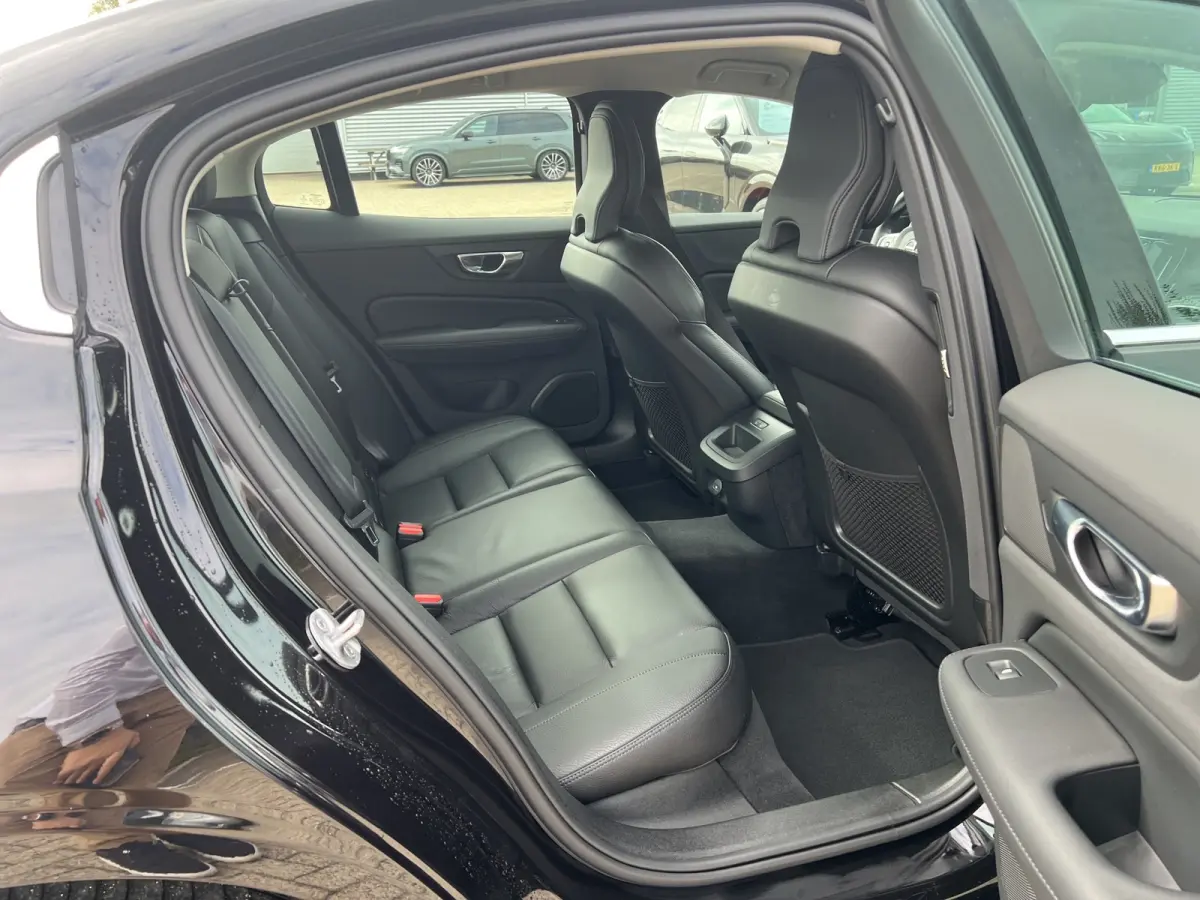 2.0 B4 Plus Bright | BLIS | Stoel + Stuur Verwarming | Keyless Start / Entry | Camera | Memory Stoelen |