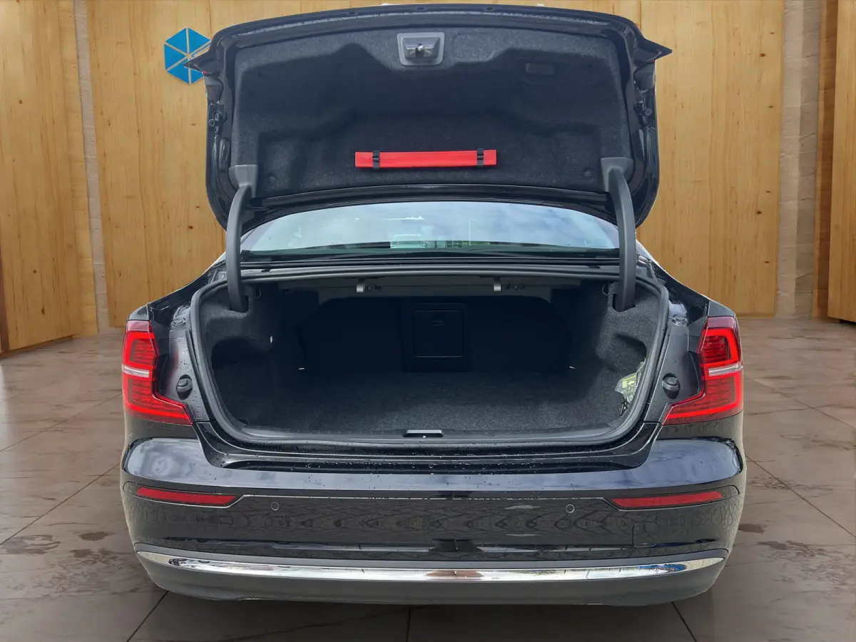 2.0 B4 Plus Bright | BLIS | Stoel + Stuur Verwarming | Keyless Start / Entry | Camera | Memory Stoelen |