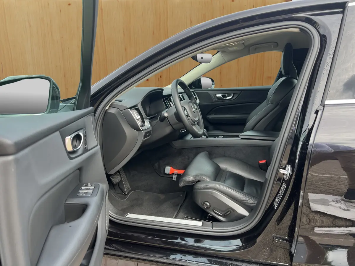 2.0 B4 Plus Bright | BLIS | Stoel + Stuur Verwarming | Keyless Start / Entry | Camera | Memory Stoelen |