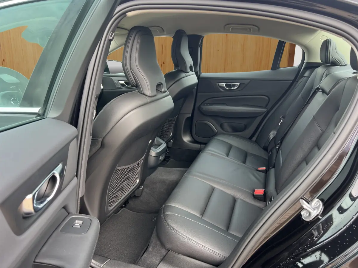 2.0 B4 Plus Bright | BLIS | Stoel + Stuur Verwarming | Keyless Start / Entry | Camera | Memory Stoelen |