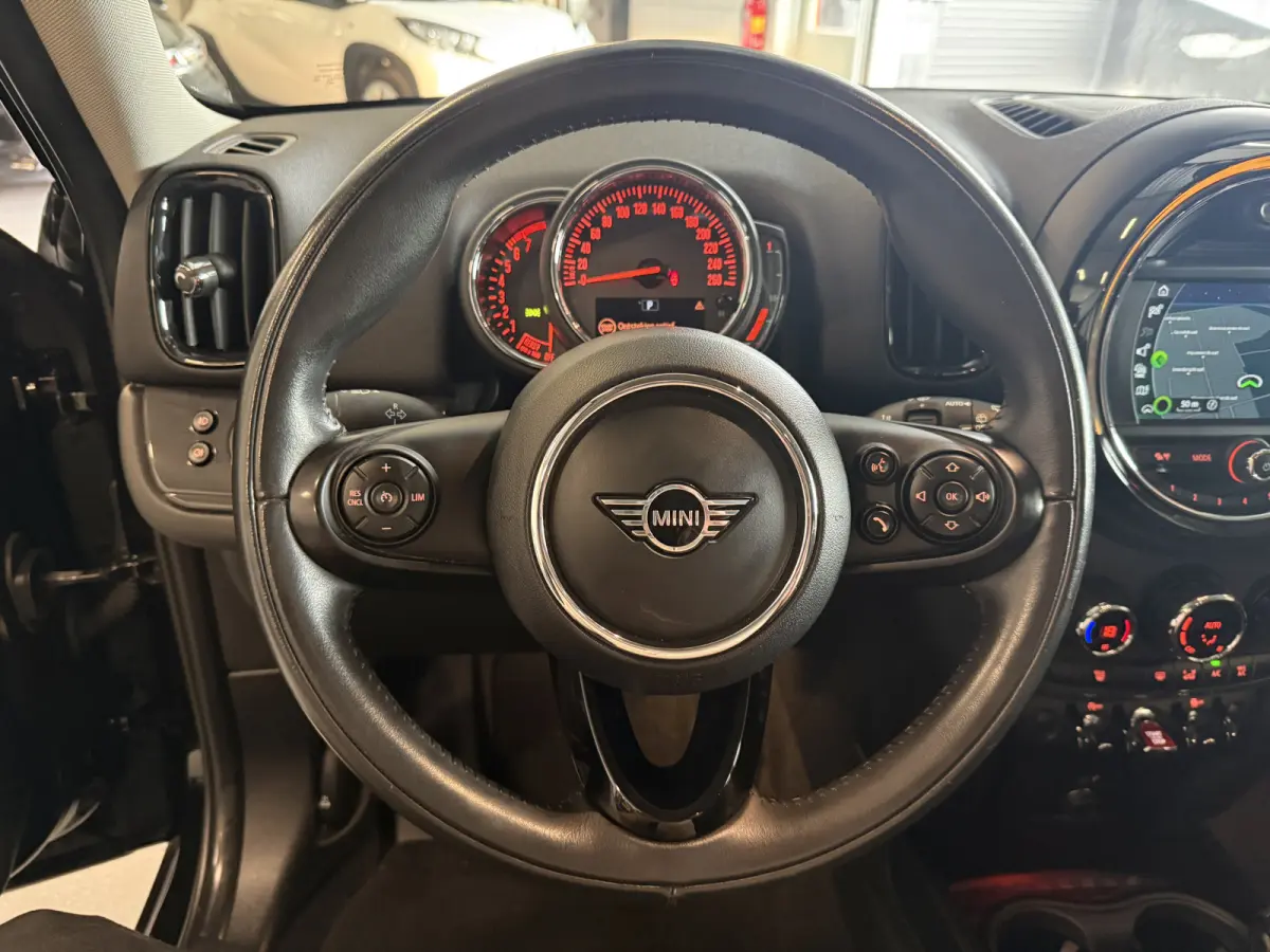 1.5 Cooper Aut. Apple/Navi