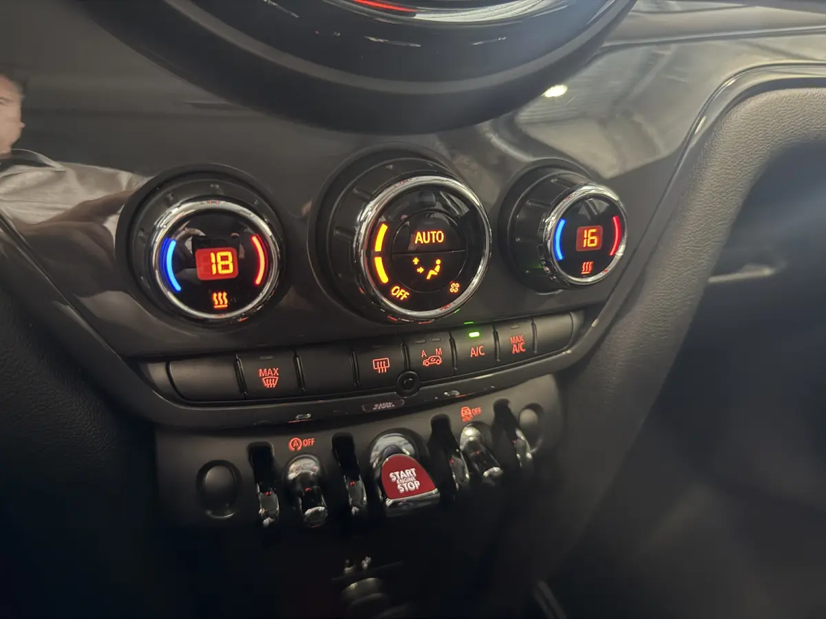 1.5 Cooper Aut. Apple/Navi