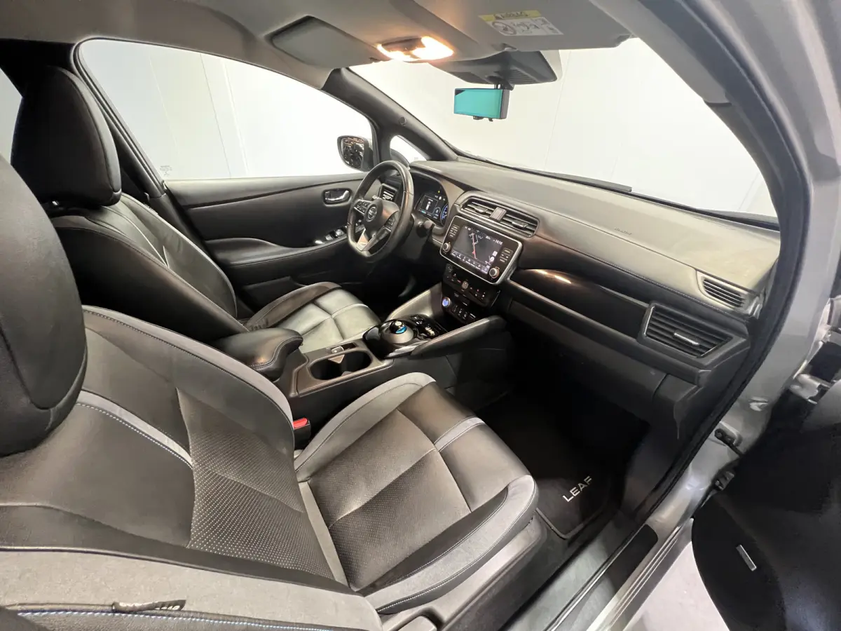 e+ Tekna 62 kWh | Navigatie/Android/Apple Carplay | LM Velgen 17" | Voorstoelen/Achterbank Verwarmd | Warmtepomp | Cruise Control Adaptief | Airco |