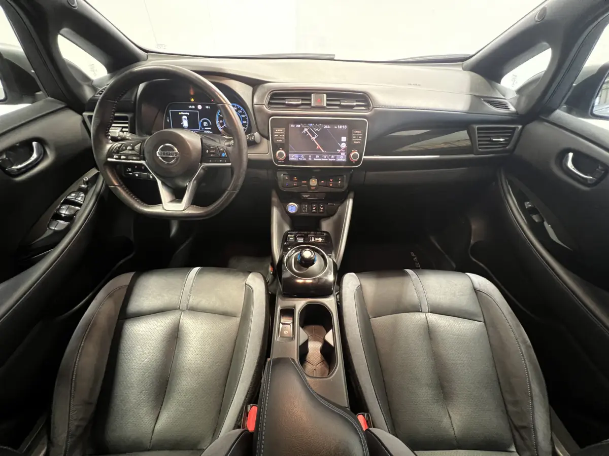 e+ Tekna 62 kWh | Navigatie/Android/Apple Carplay | LM Velgen 17" | Voorstoelen/Achterbank Verwarmd | Warmtepomp | Cruise Control Adaptief | Airco |