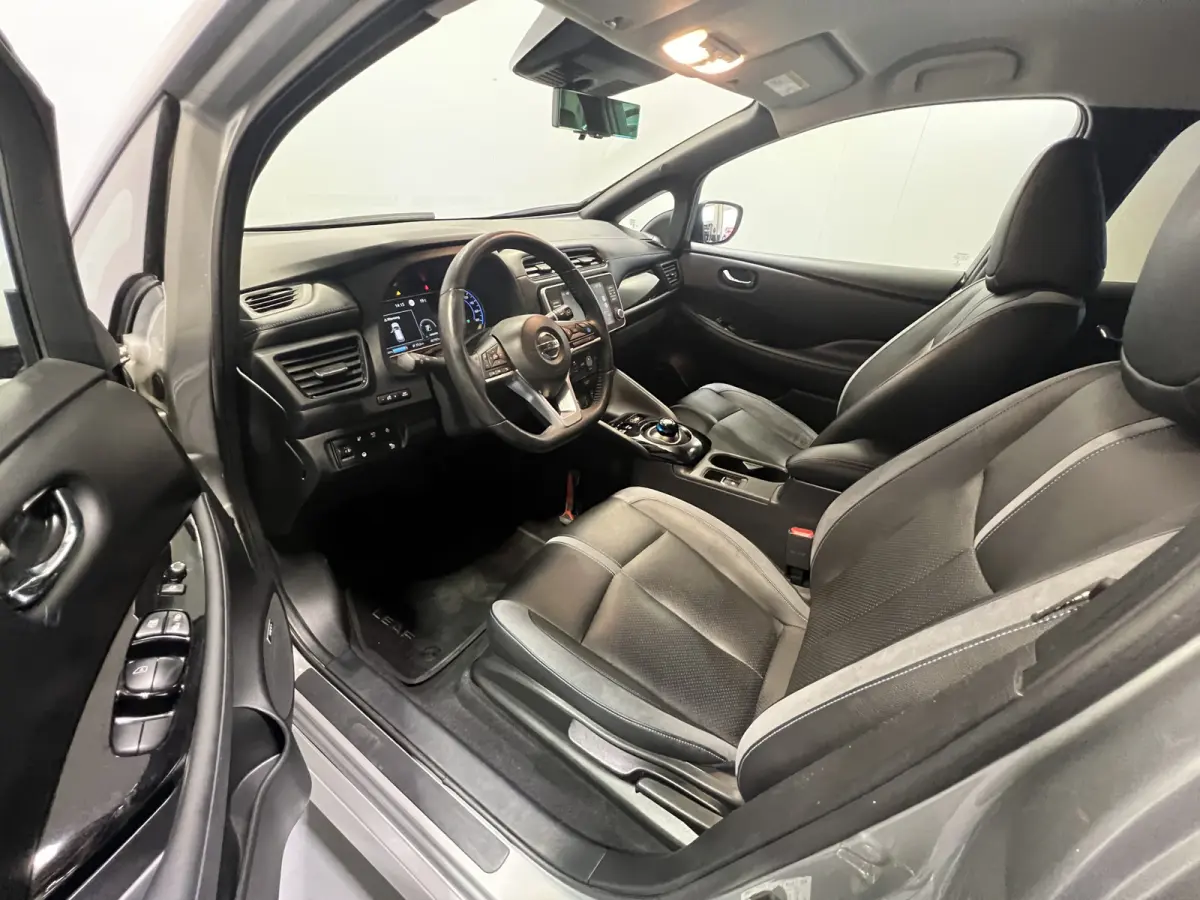 e+ Tekna 62 kWh | Navigatie/Android/Apple Carplay | LM Velgen 17" | Voorstoelen/Achterbank Verwarmd | Warmtepomp | Cruise Control Adaptief | Airco |