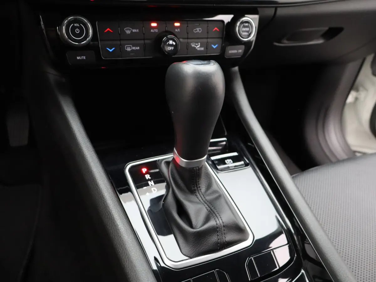 1.5T e-Hybrid S Lederen Bekleding | Camera | Stoelventilatie | Stoelverwarming | Elektrisch Verstelbare Stoel | Parkeersensoren Voor en Achter | 19" Lichtmetalen Velgen