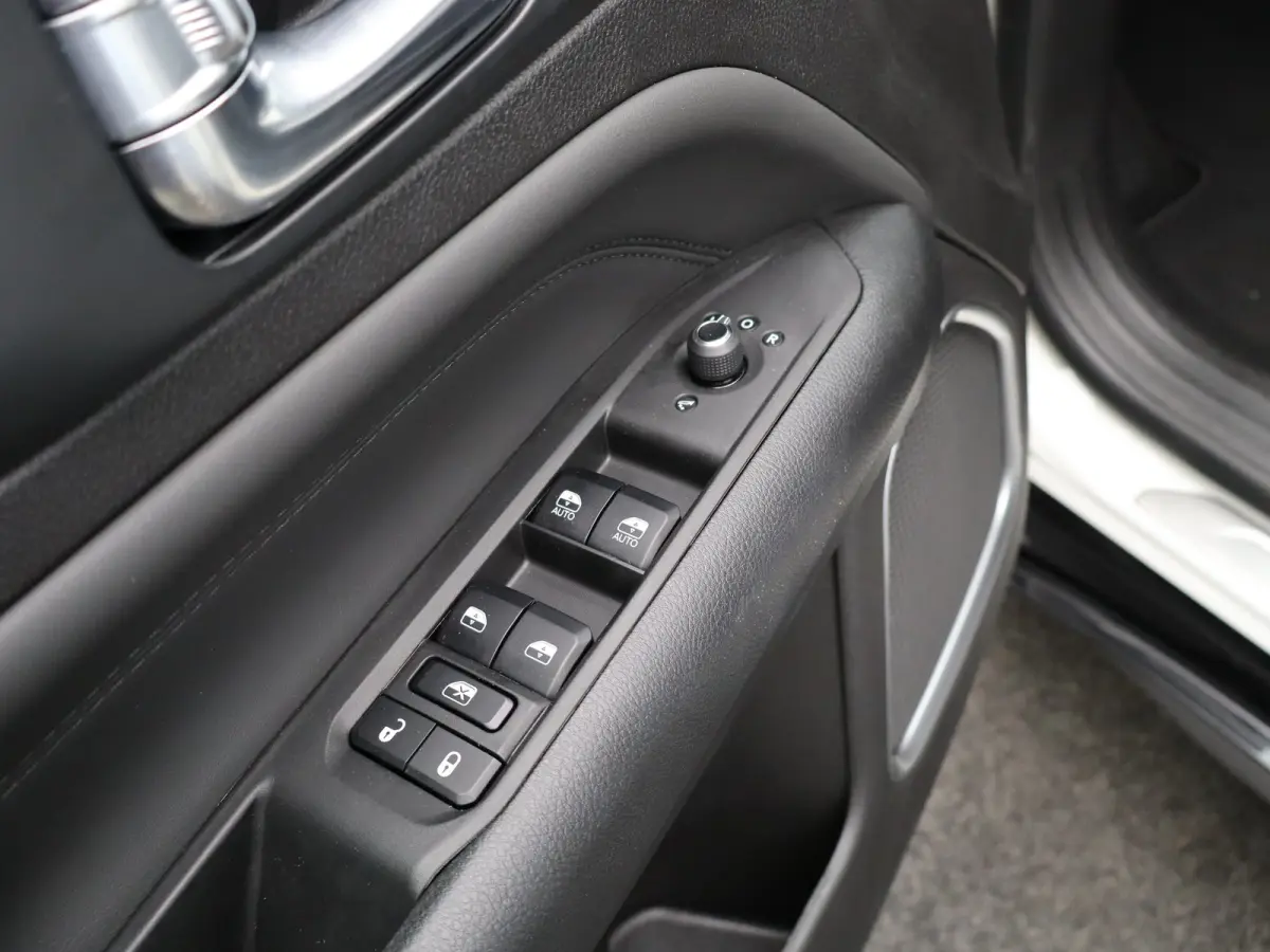 1.5T e-Hybrid S Lederen Bekleding | Camera | Stoelventilatie | Stoelverwarming | Elektrisch Verstelbare Stoel | Parkeersensoren Voor en Achter | 19" Lichtmetalen Velgen