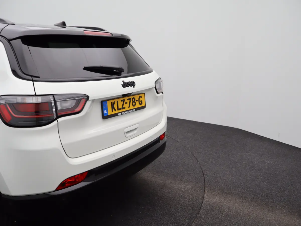 1.5T e-Hybrid S Lederen Bekleding | Camera | Stoelventilatie | Stoelverwarming | Elektrisch Verstelbare Stoel | Parkeersensoren Voor en Achter | 19" Lichtmetalen Velgen