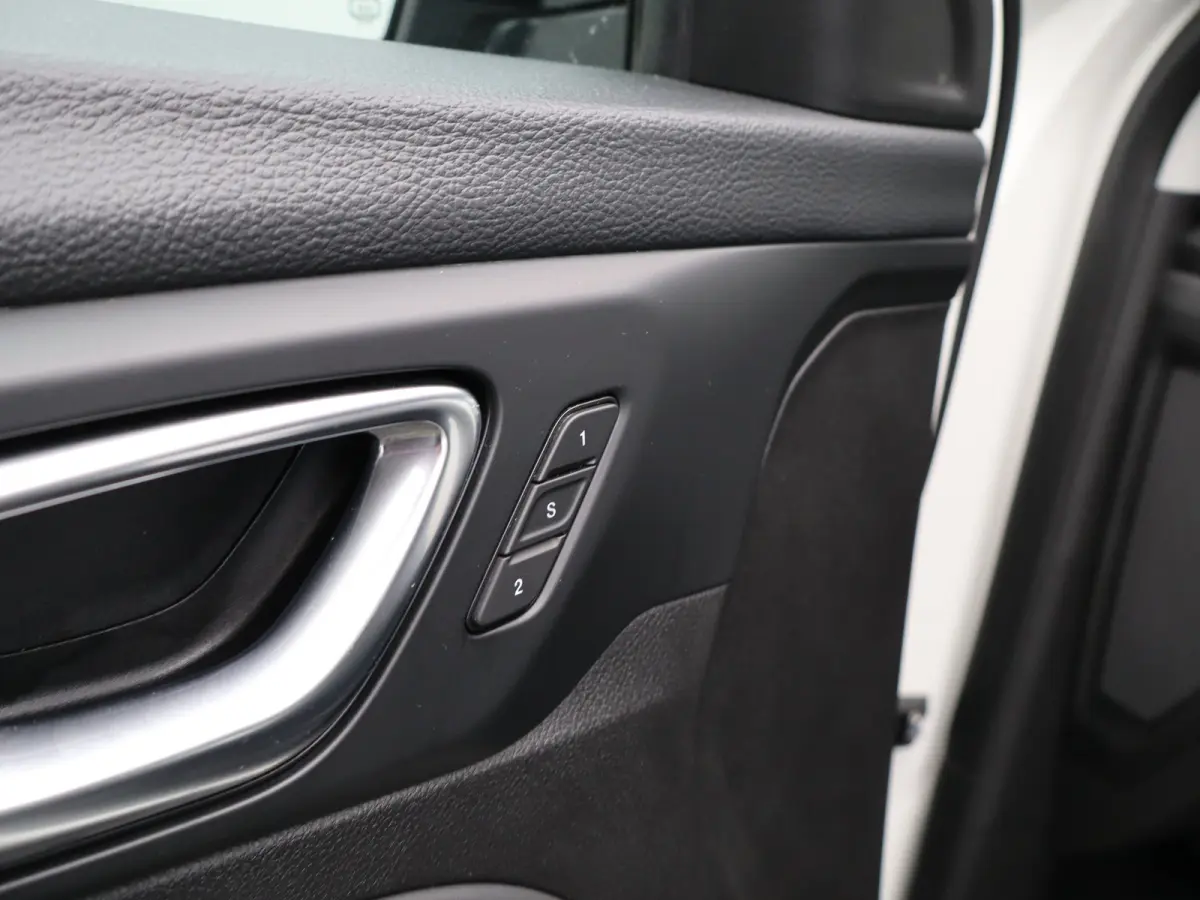 1.5T e-Hybrid S Lederen Bekleding | Camera | Stoelventilatie | Stoelverwarming | Elektrisch Verstelbare Stoel | Parkeersensoren Voor en Achter | 19" Lichtmetalen Velgen