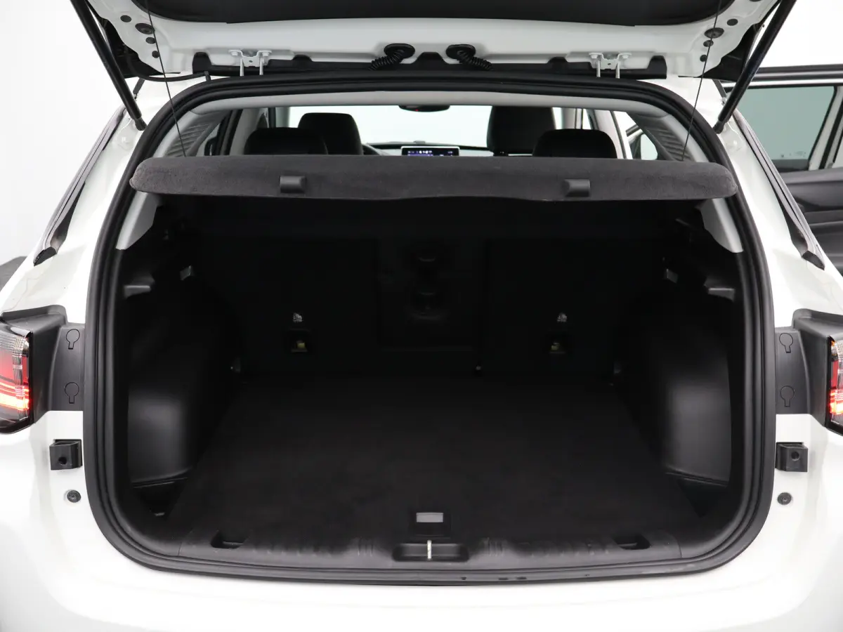 1.5T e-Hybrid S Lederen Bekleding | Camera | Stoelventilatie | Stoelverwarming | Elektrisch Verstelbare Stoel | Parkeersensoren Voor en Achter | 19" Lichtmetalen Velgen