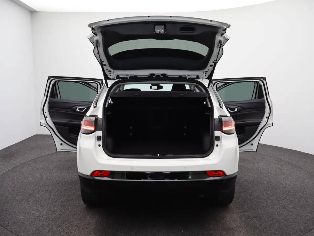 1.5T e-Hybrid S Lederen Bekleding | Camera | Stoelventilatie | Stoelverwarming | Elektrisch Verstelbare Stoel | Parkeersensoren Voor en Achter | 19" Lichtmetalen Velgen