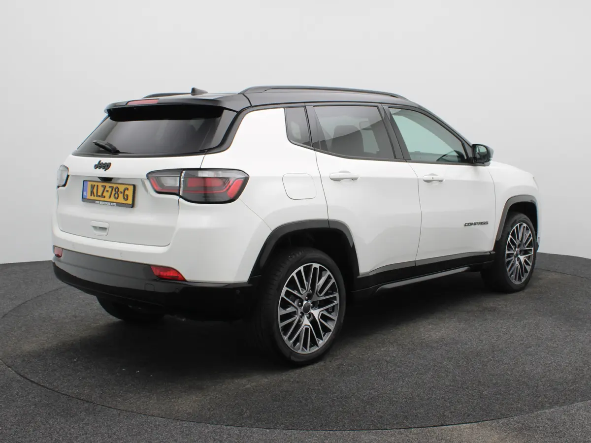 1.5T e-Hybrid S Lederen Bekleding | Camera | Stoelventilatie | Stoelverwarming | Elektrisch Verstelbare Stoel | Parkeersensoren Voor en Achter | 19" Lichtmetalen Velgen
