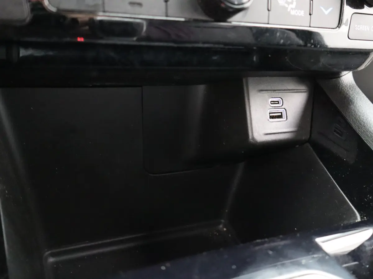 1.5T e-Hybrid S Lederen Bekleding | Camera | Stoelventilatie | Stoelverwarming | Elektrisch Verstelbare Stoel | Parkeersensoren Voor en Achter | 19" Lichtmetalen Velgen