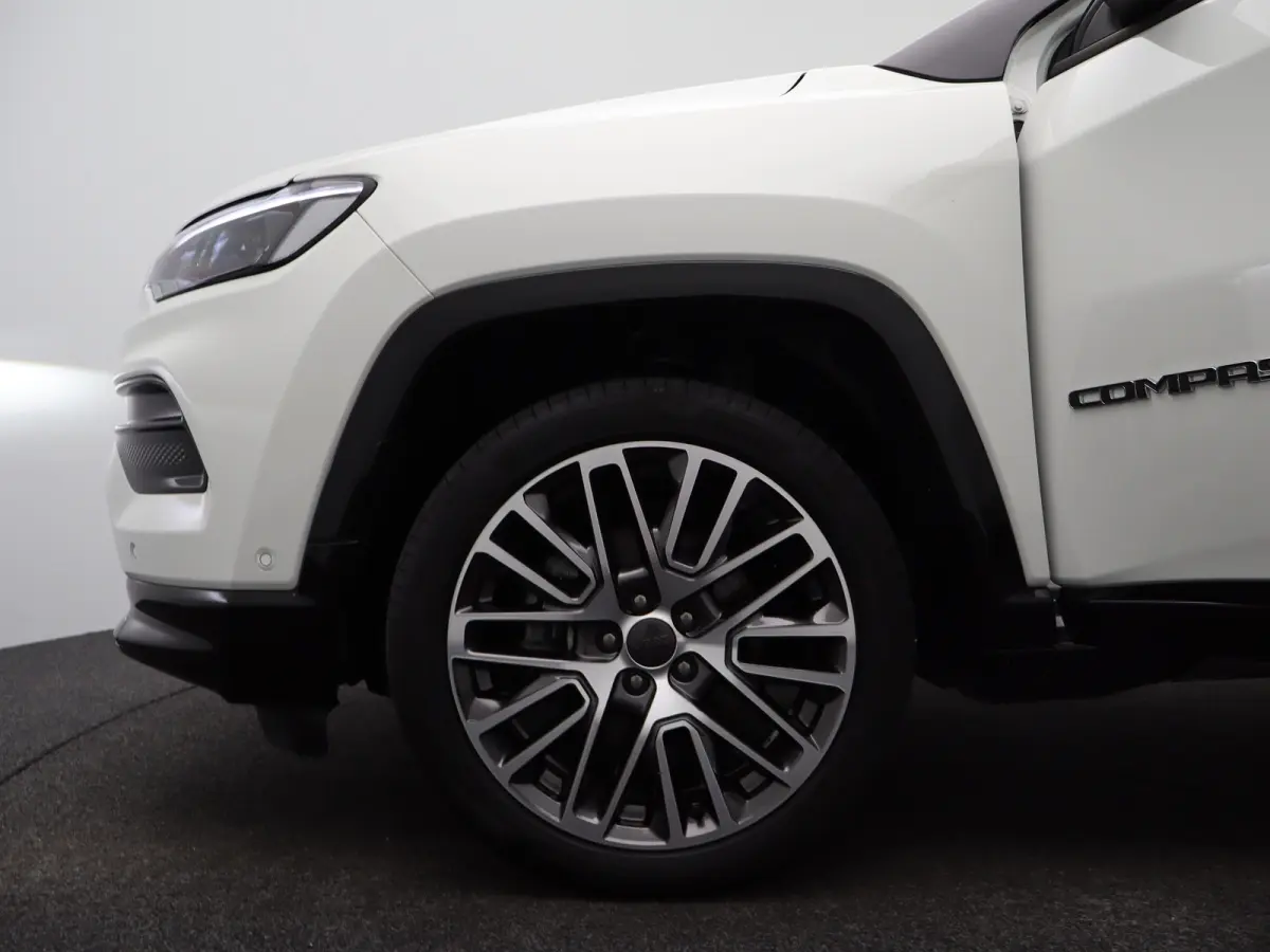 1.5T e-Hybrid S Lederen Bekleding | Camera | Stoelventilatie | Stoelverwarming | Elektrisch Verstelbare Stoel | Parkeersensoren Voor en Achter | 19" Lichtmetalen Velgen