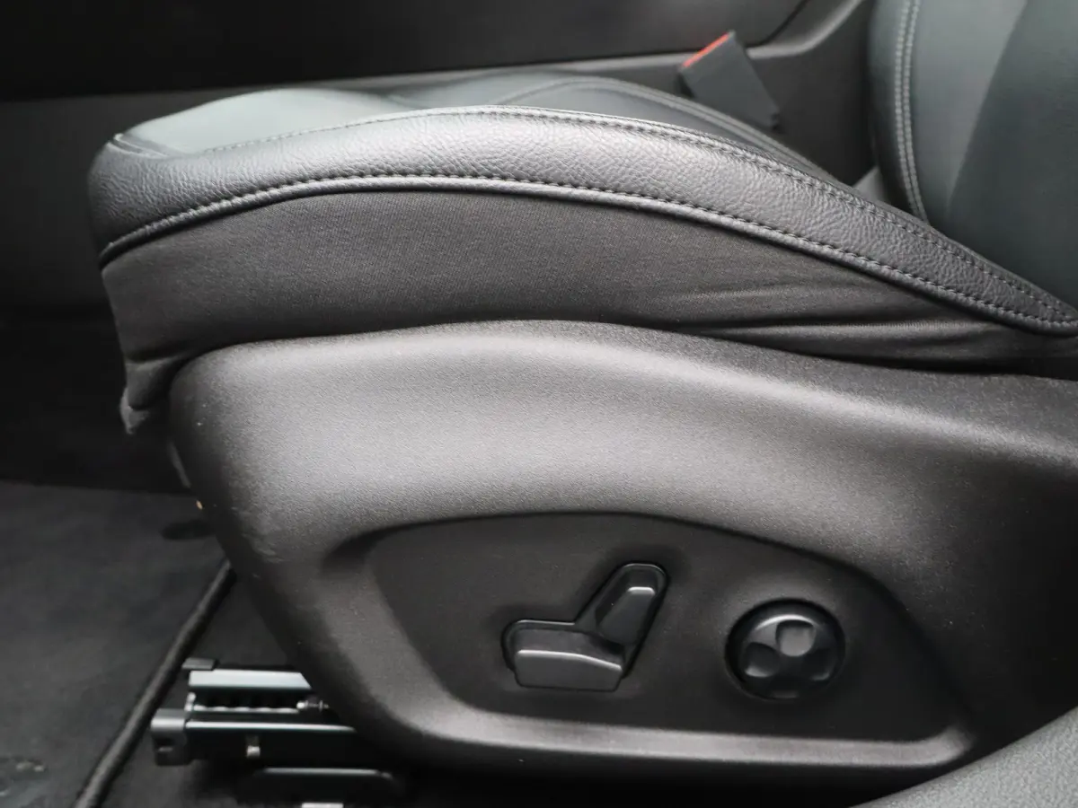1.5T e-Hybrid S Lederen Bekleding | Camera | Stoelventilatie | Stoelverwarming | Elektrisch Verstelbare Stoel | Parkeersensoren Voor en Achter | 19" Lichtmetalen Velgen