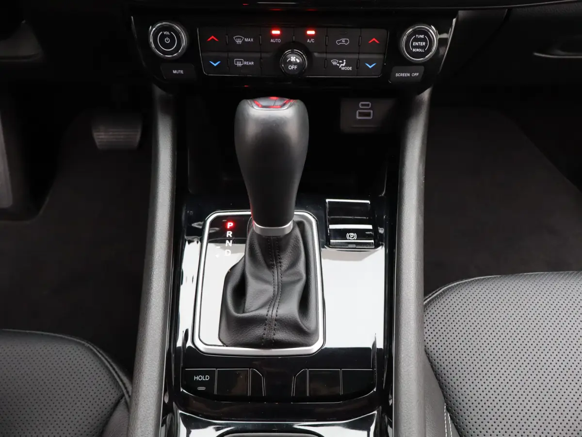 1.5T e-Hybrid S Lederen Bekleding | Camera | Stoelventilatie | Stoelverwarming | Elektrisch Verstelbare Stoel | Parkeersensoren Voor en Achter | 19" Lichtmetalen Velgen
