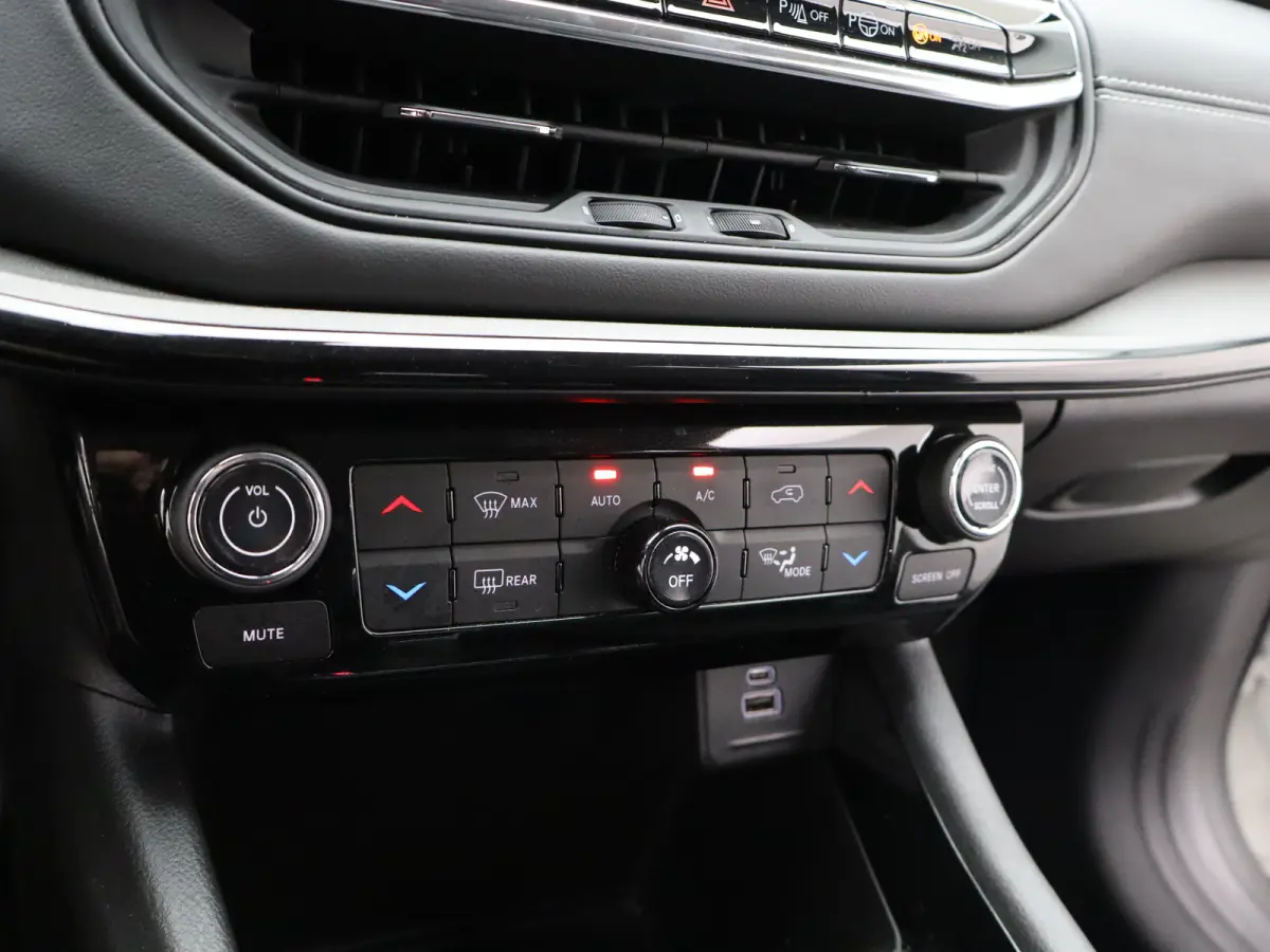 1.5T e-Hybrid S Lederen Bekleding | Camera | Stoelventilatie | Stoelverwarming | Elektrisch Verstelbare Stoel | Parkeersensoren Voor en Achter | 19" Lichtmetalen Velgen