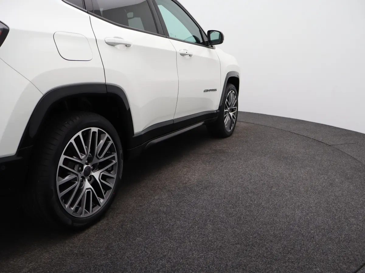 1.5T e-Hybrid S Lederen Bekleding | Camera | Stoelventilatie | Stoelverwarming | Elektrisch Verstelbare Stoel | Parkeersensoren Voor en Achter | 19" Lichtmetalen Velgen