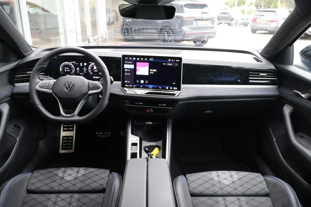 1.5 eHybrid 272pk R-Line Edition | SoH 99% | Trekhaak | Panoramadak | Camera | Stoelmemory