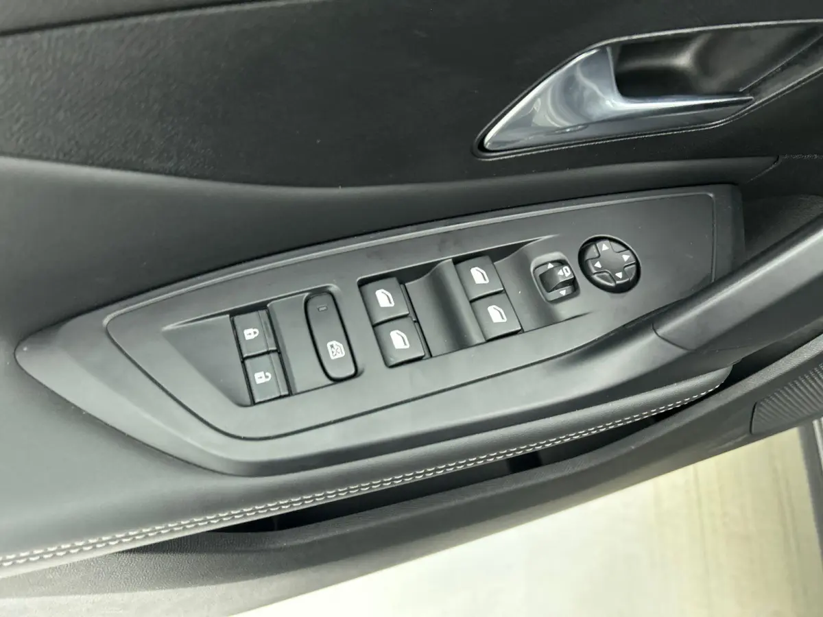 1.2 PureTech Allure Pack 130pk Automaat Comfort Pakket Ergo comfort stoel Electrische stoelverstelling lichtmetalen velgen stoelverwarming Camera Navigatie Climate Control Dab Led Parkeer se
