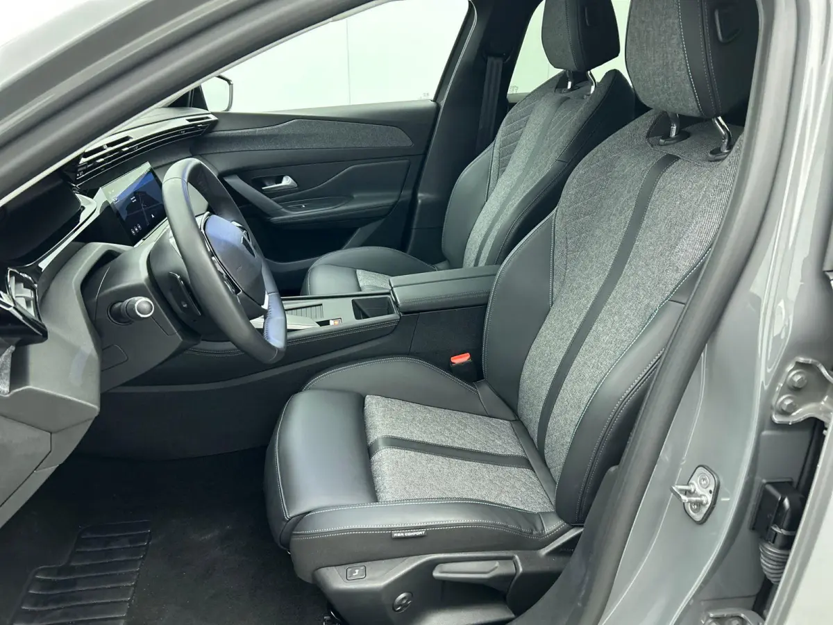 1.2 PureTech Allure Pack 130pk Automaat Comfort Pakket Ergo comfort stoel Electrische stoelverstelling lichtmetalen velgen stoelverwarming Camera Navigatie Climate Control Dab Led Parkeer se
