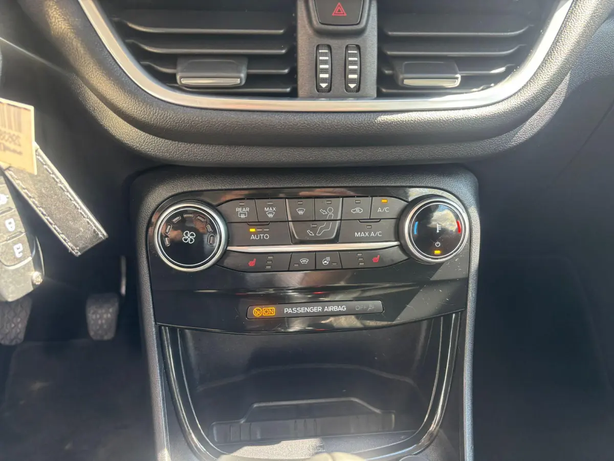 1.0 EcoBoost Titanium | Wintepakket Stoel/Stuur/Voorruit Verwarming ! | Sync 4 Systeem | Achteruitrij Camera |