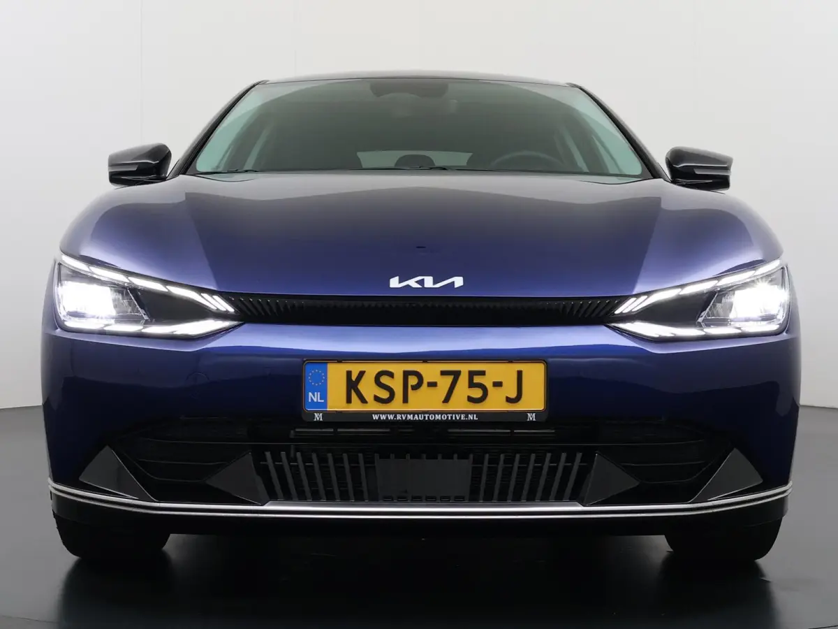 Light 77.4 kWh VAN: 38.900,- VOOR: 34.877,- UW HERFSTVOORDEEl: 4.023,- EURO SOH 100% | 3.000KM UNIEKE KM-STAND | KIA DEALER ONDERHOUDEN | 1E EIGENAAR | LEDEREN BEKLEDING | CAMERA | ADAPTIVE 