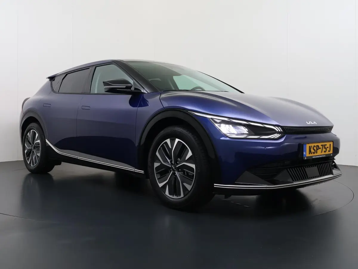 Light 77.4 kWh VAN: 38.900,- VOOR: 34.877,- UW HERFSTVOORDEEl: 4.023,- EURO SOH 100% | 3.000KM UNIEKE KM-STAND | KIA DEALER ONDERHOUDEN | 1E EIGENAAR | LEDEREN BEKLEDING | CAMERA | ADAPTIVE 