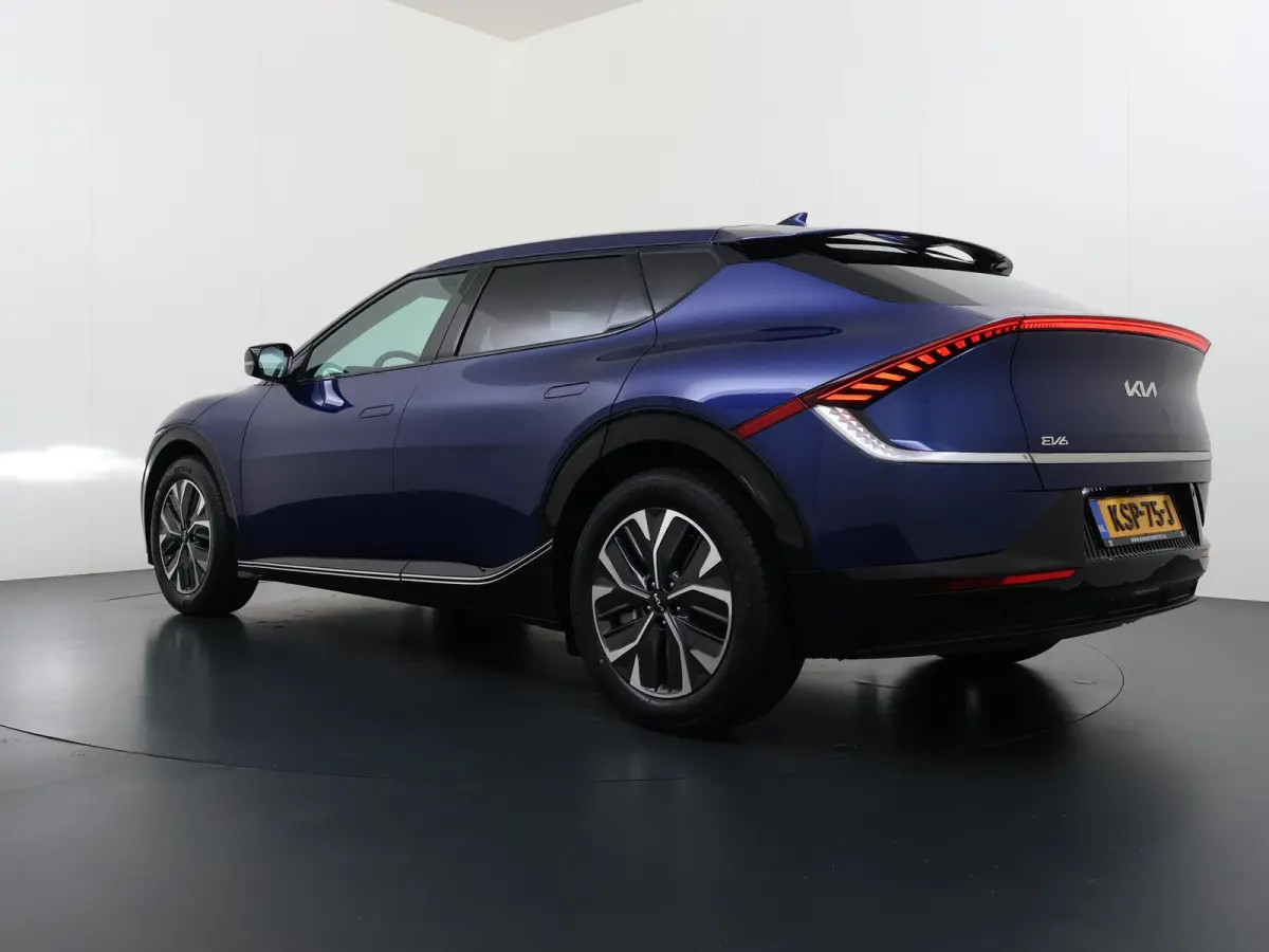 Light 77.4 kWh VAN: 38.900,- VOOR: 34.877,- UW HERFSTVOORDEEl: 4.023,- EURO SOH 100% | 3.000KM UNIEKE KM-STAND | KIA DEALER ONDERHOUDEN | 1E EIGENAAR | LEDEREN BEKLEDING | CAMERA | ADAPTIVE 