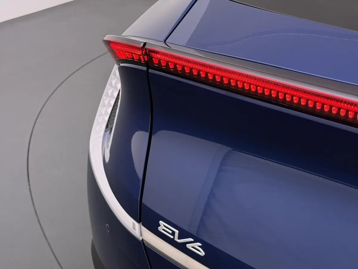 Light 77.4 kWh VAN: 38.900,- VOOR: 34.877,- UW HERFSTVOORDEEl: 4.023,- EURO SOH 100% | 3.000KM UNIEKE KM-STAND | KIA DEALER ONDERHOUDEN | 1E EIGENAAR | LEDEREN BEKLEDING | CAMERA | ADAPTIVE 