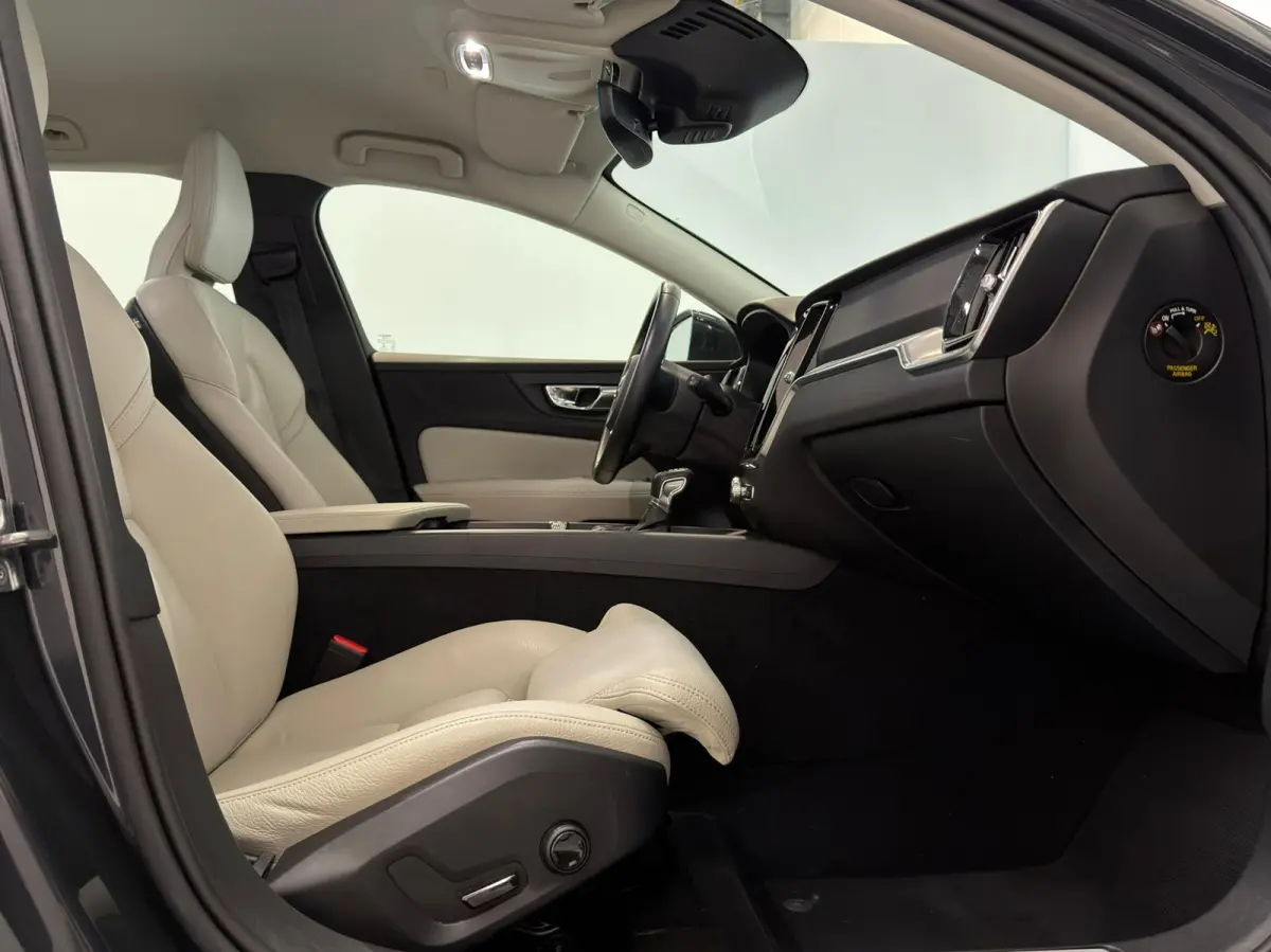 2.0 T5 Momentum / NL-auto / Leder / CarPlay / Trekhaak
