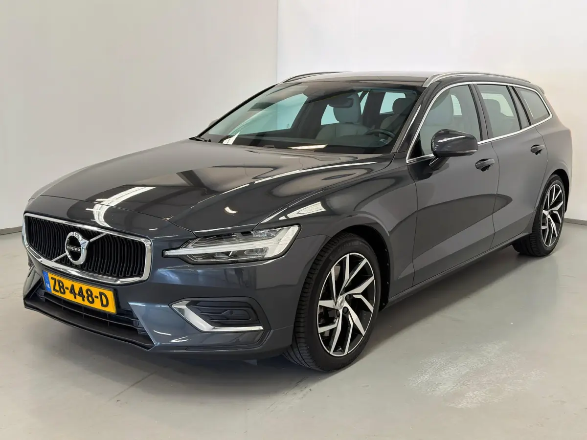 2.0 T5 Momentum / NL-auto / Leder / CarPlay / Trekhaak