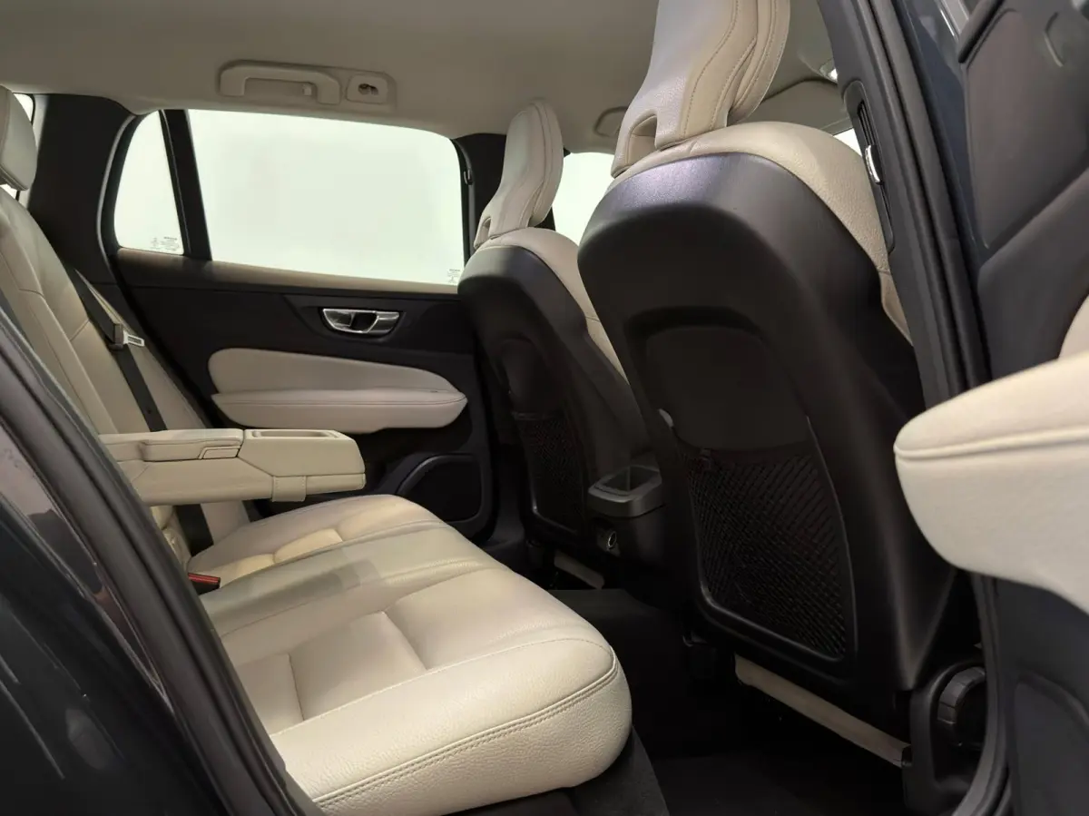 2.0 T5 Momentum / NL-auto / Leder / CarPlay / Trekhaak