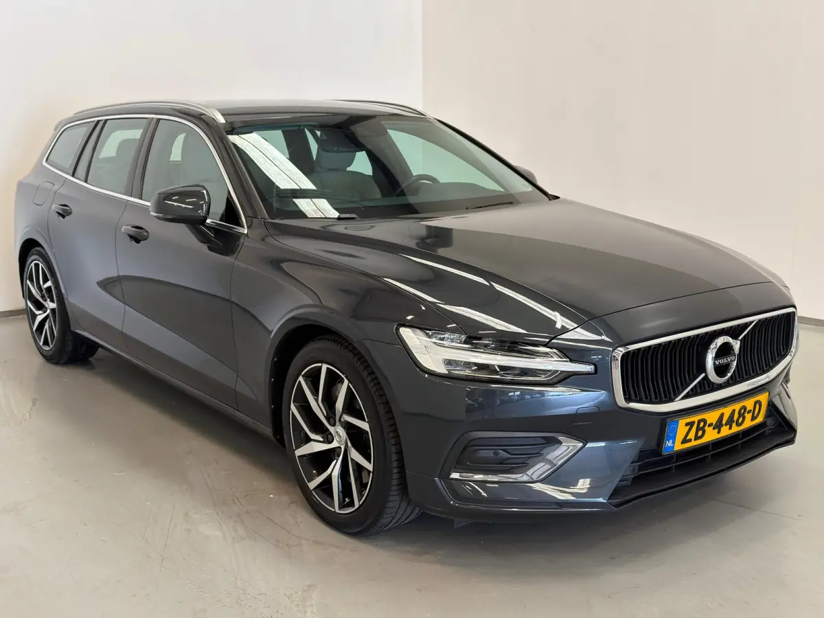 2.0 T5 Momentum / NL-auto / Leder / CarPlay / Trekhaak