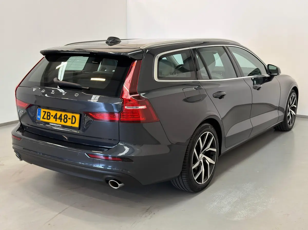 2.0 T5 Momentum / NL-auto / Leder / CarPlay / Trekhaak